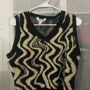 Wavy Pattern Knit Vest in Black and Cream